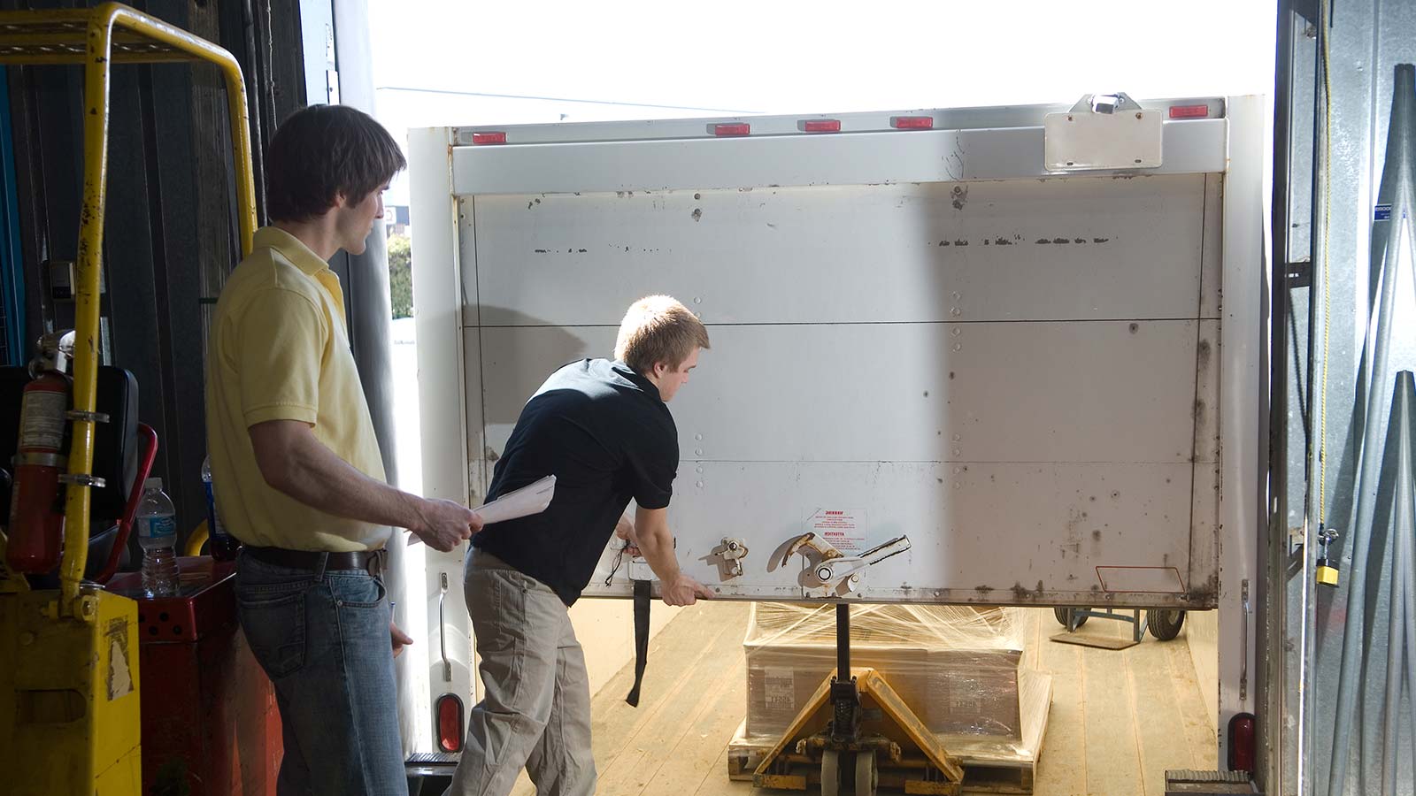 Hombres cargando paquetes de distribución
